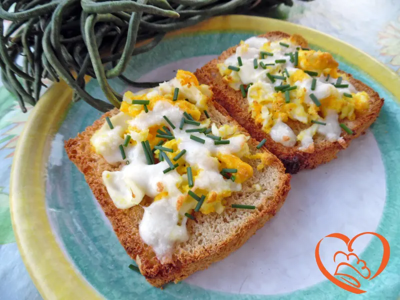 Crostoni con mozzarella e uova
