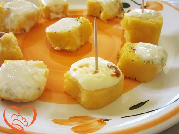 Cubotti di polenta con crescenza e mozzarella