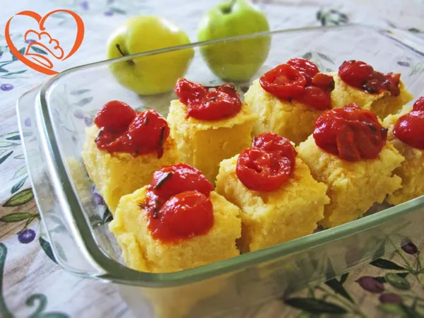 Cubotti di polenta con sugo ai pomodorini