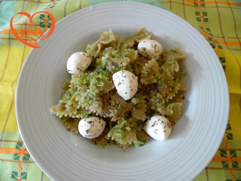 Farfalle con pesto di finocchi e mozzarella