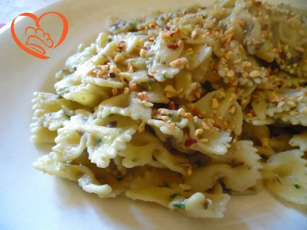 Farfalle con pesto di melanzane e nocciole