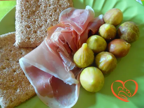 Fichi con prosciutto crudo e pane integrale