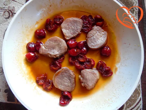 Filetti di maiale con ciliegie