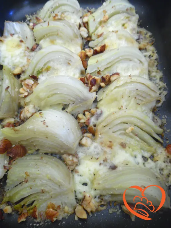 Finocchi gratinati con fontina e nocciole