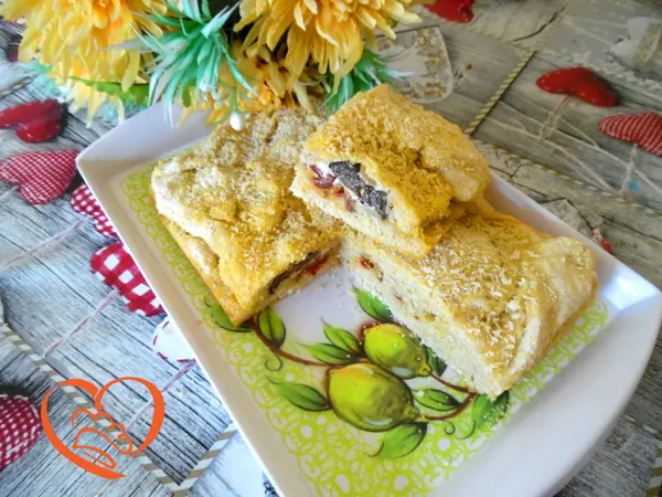 Focaccia ripiena di melanzane grigliate e pomodori secchi in crosta di Parmigiano