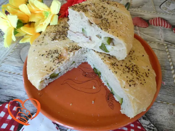 Focaccia ripiena di verdure e salsiccia
