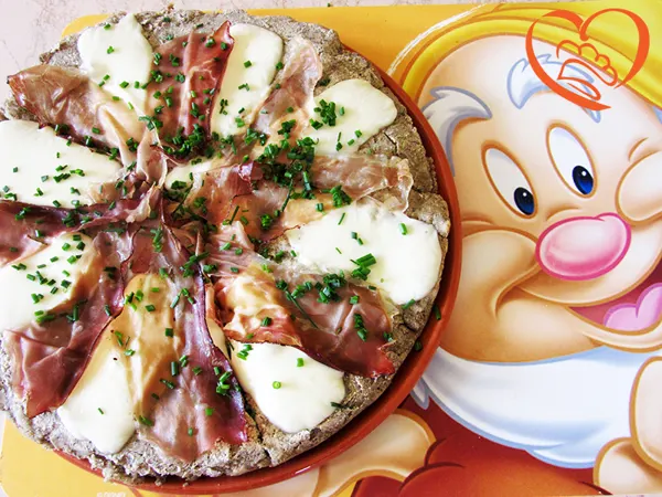 Focaccia con speck, mozzarella ed erba cipollina