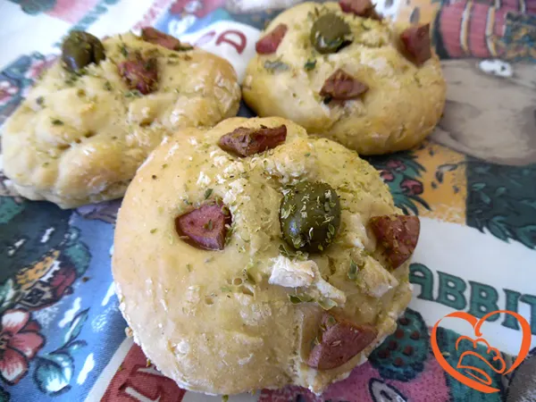 Focaccine con olive e wurstel