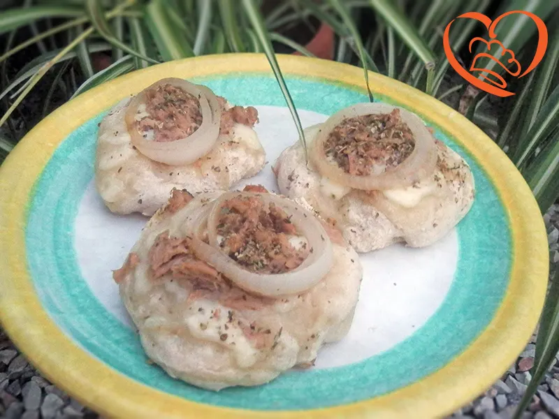 Focaccine con tonno e cipolle
