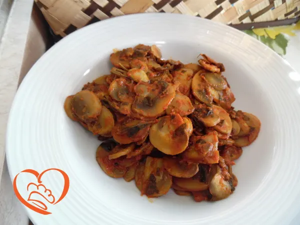 Champignon trifolati in rosso
