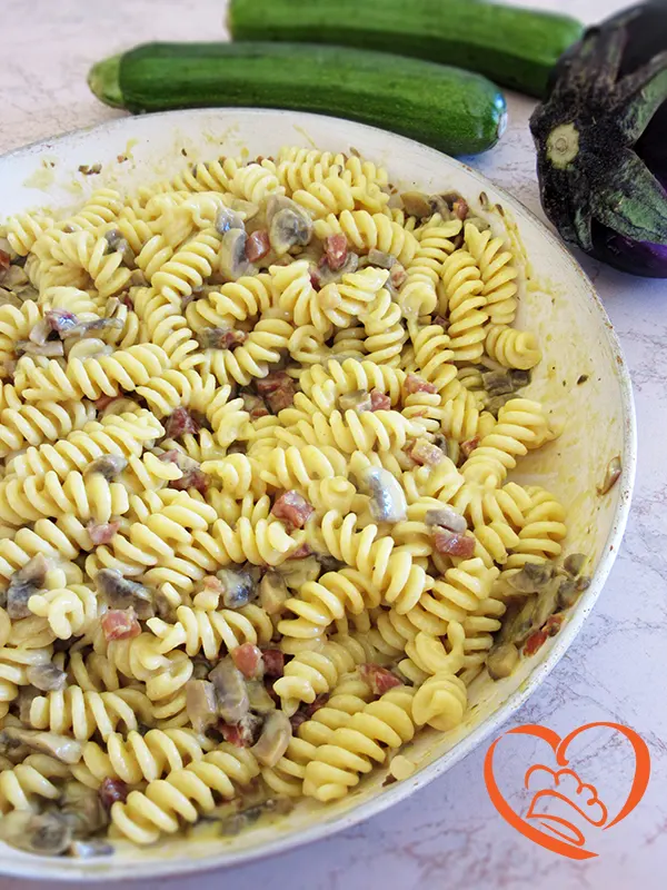 Fusilli con funghi, speck e zafferano