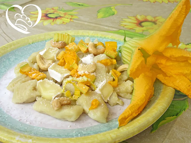 Gnocchi con brie, anacardi e fiori di zucca