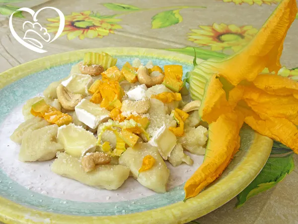 Gnocchi con brie, anacardi e fiori di zucca