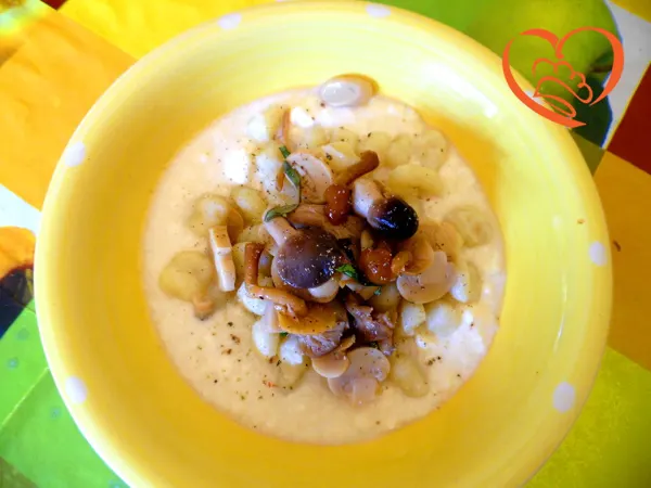 Gnocchetti con formaggi e funghi