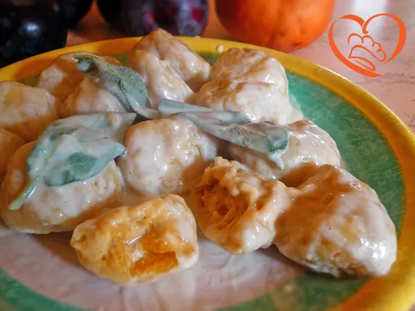 Gnocchi ripieni di gorgonzola, con panna e salvia