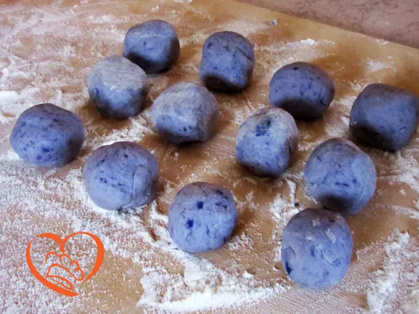 Gnocchi di patate viola ripieni di formaggio