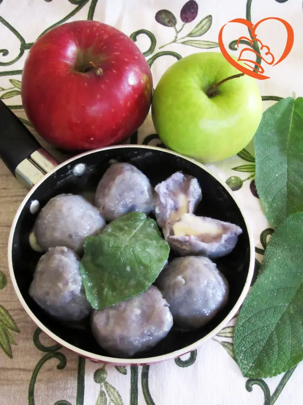 Gnocchi viola ripieni di formaggio, con burro e salvia