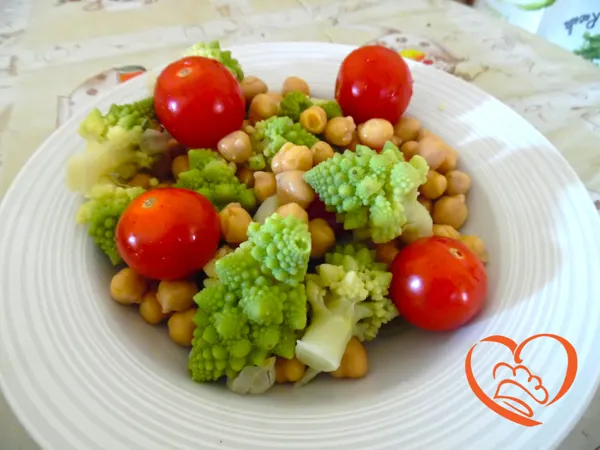 Insalata con broccolo romanesco, ceci e pomodorini