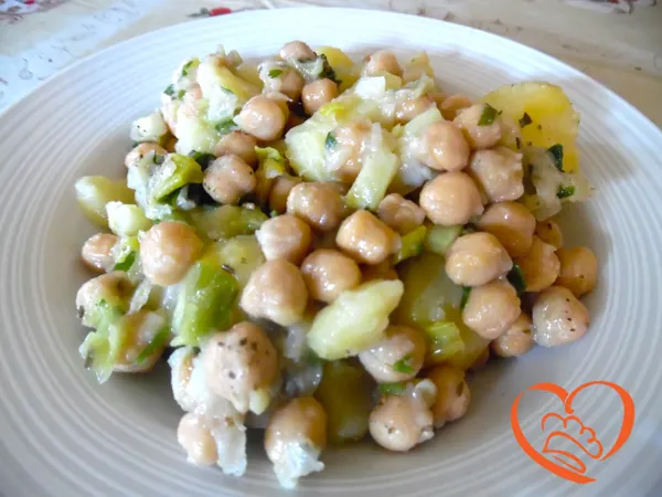 Insalata con ceci, patate lessate e cipollotti
