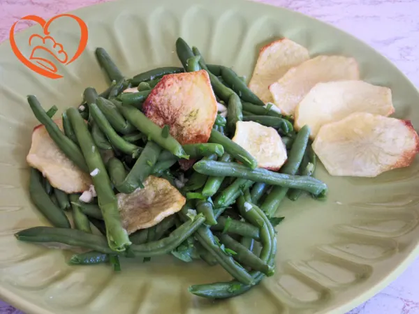 Insalata di fagiolini con chips di patate