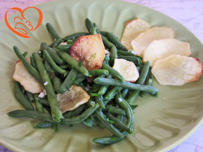 Insalata di fagiolini con chips di patate