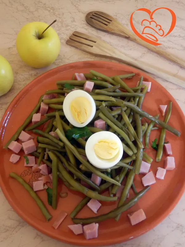 Insalata di fagiolini, uova sode e prosciutto cotto
