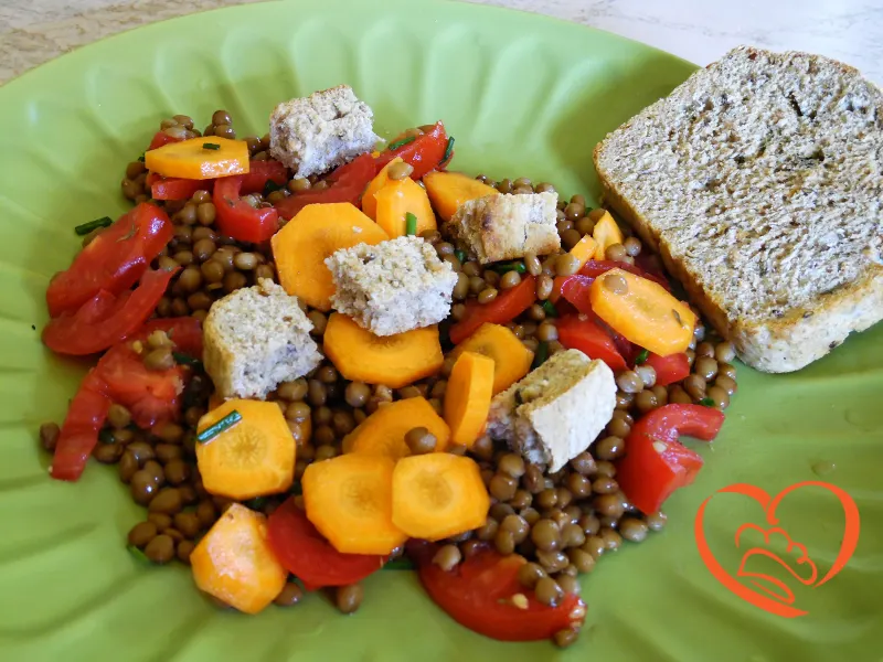 Insalata con lenticchie, carote e pomodori