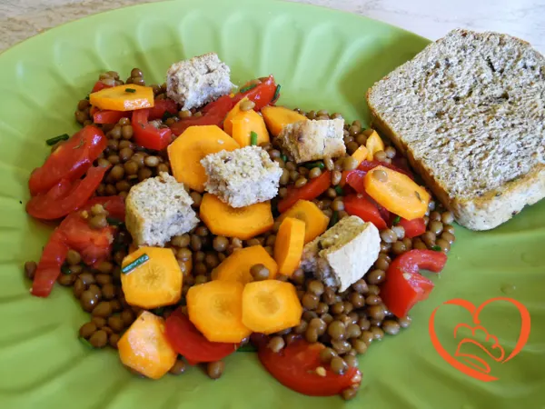 Insalata con lenticchie, carote e pomodori
