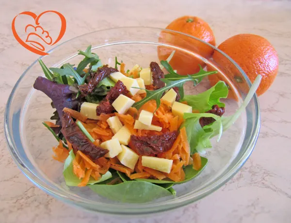 Insalata misticanza con carote e pomodori secchi