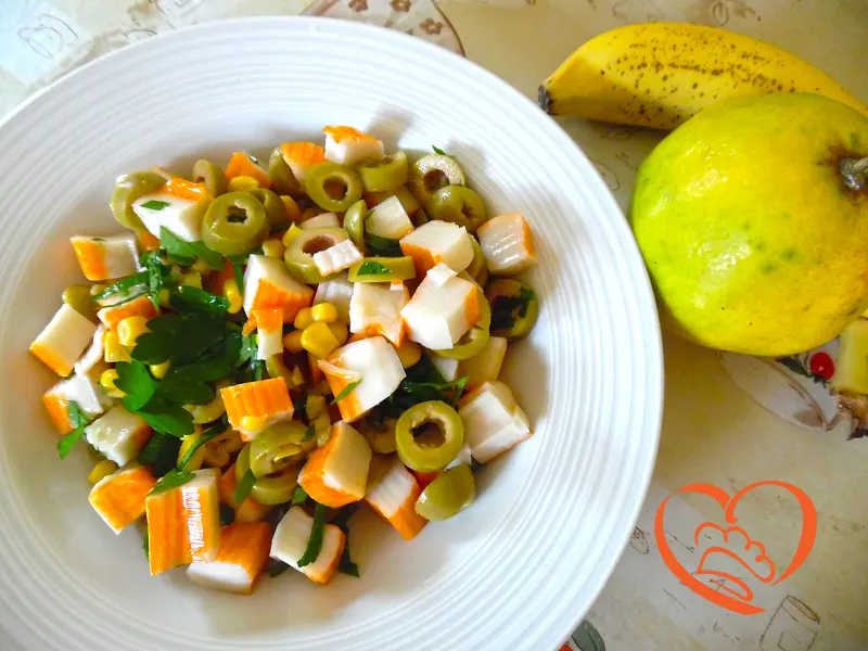 Insalata di surimi con olive e mais