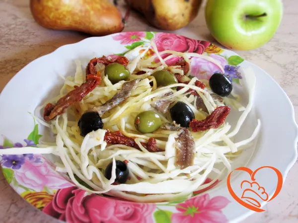 Insalata con cavolo cappuccio, pomodori secchi, olive e acciughe