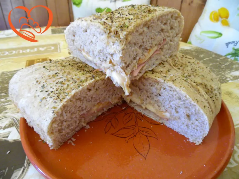 Focaccia integrale con scamorza e mortadella