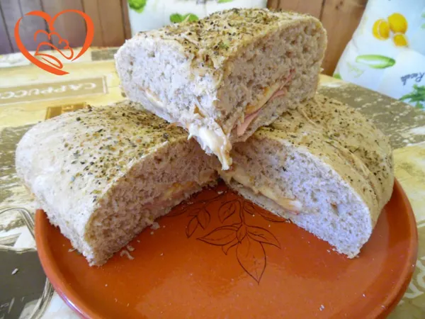 Focaccia integrale con scamorza e mortadella