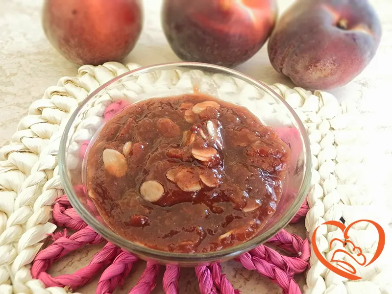 Composta di pesche, cacao e mandorle