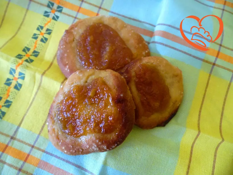 Medaglioni di pasta sfoglia con marmellata