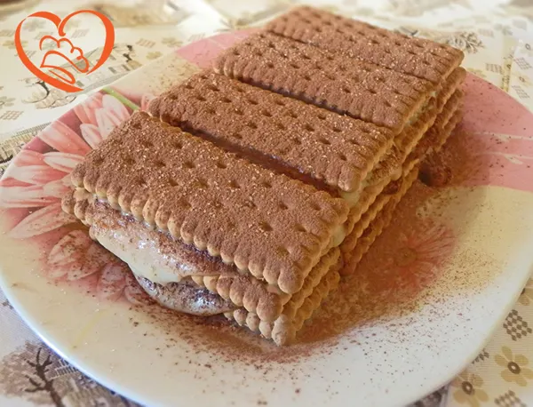 Millefoglie di biscotti secchi con budino alla vaniglia
