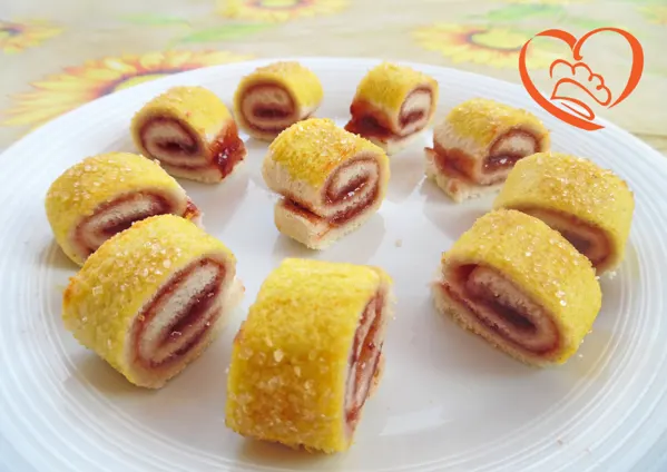 Minirotolini di pancarre’ al forno con marmellata