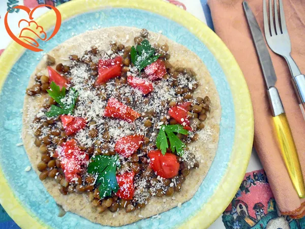 Mini piadina integrale con lenticchie e pomodori