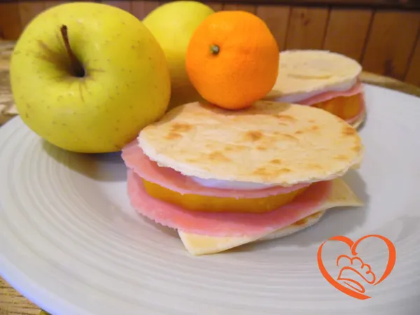 Mini tortine di piadine con zucca, prosciutto cotto e formaggio