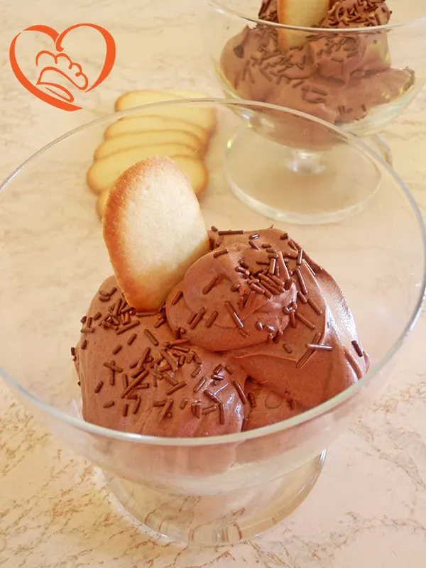 Mousse di cioccolato con biscotti