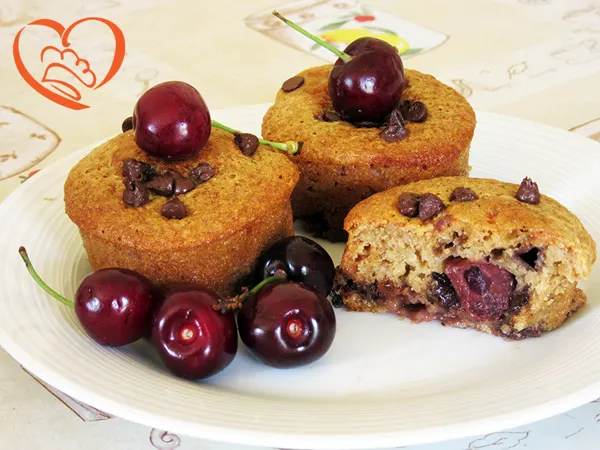 Muffins con ciliegie fresche e cioccolato
