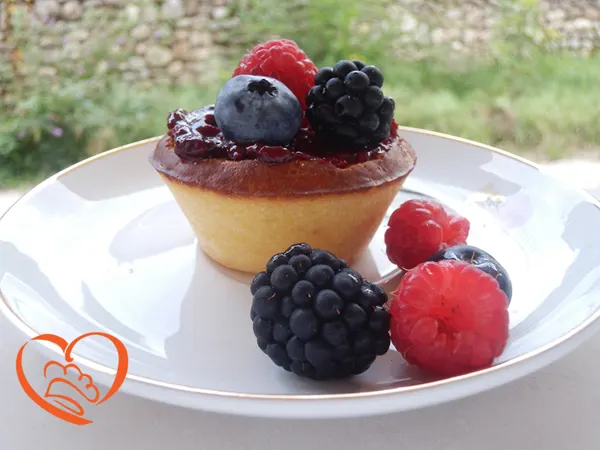 Muffins con salsa ai frutti di bosco