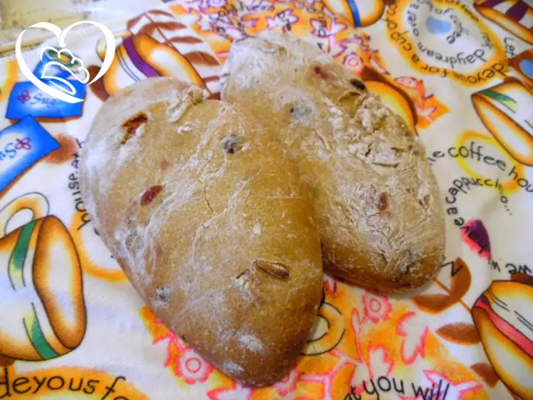 Pane con pinoli e frutti rossi