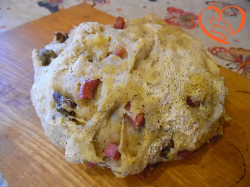 Pane rotondo con mortadella e olive