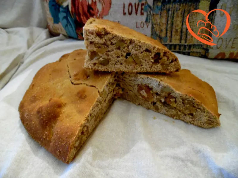 Pane con uvetta e noci