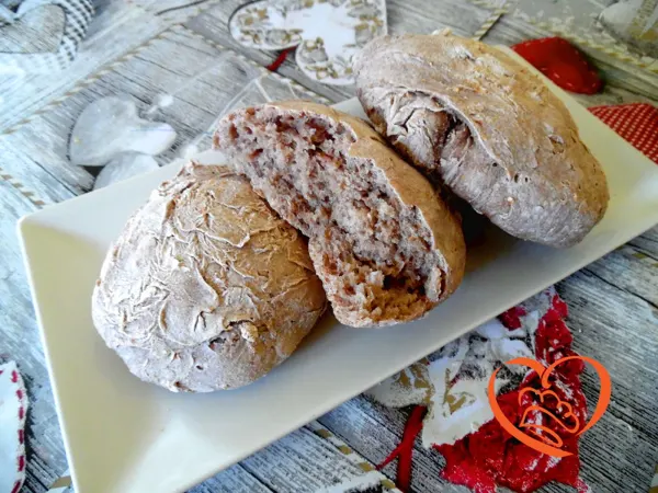 Pane al vino rosso