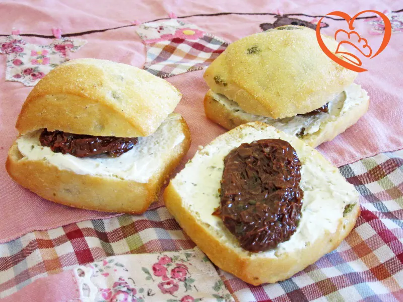 Panini alle olive con formaggio e pomodori secchi