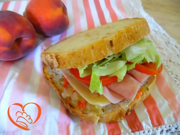 Panino con prosciutto cotto, verdure e formaggio