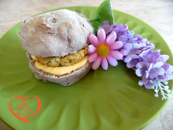 Panino con fishburger di trota salmonata e maionese di carote