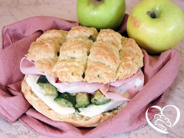 Panino con mortadella, formaggio e zucchine